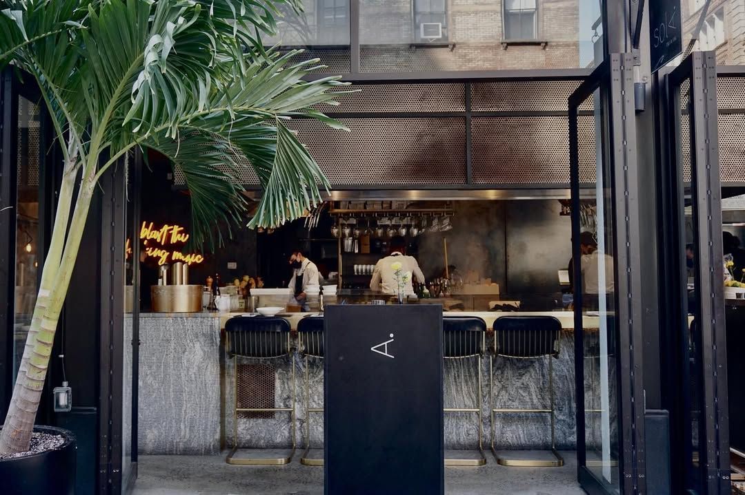 깔끔하고 세련된 뉴욕 바이브의 매장 전경 | 출처: @apastabar