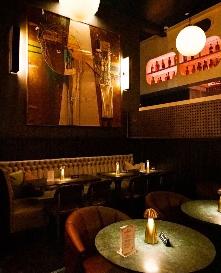 멋진 술들이 가득한 장식장과 재즈 무대 | 출처: @theflatironroom_murrayhill