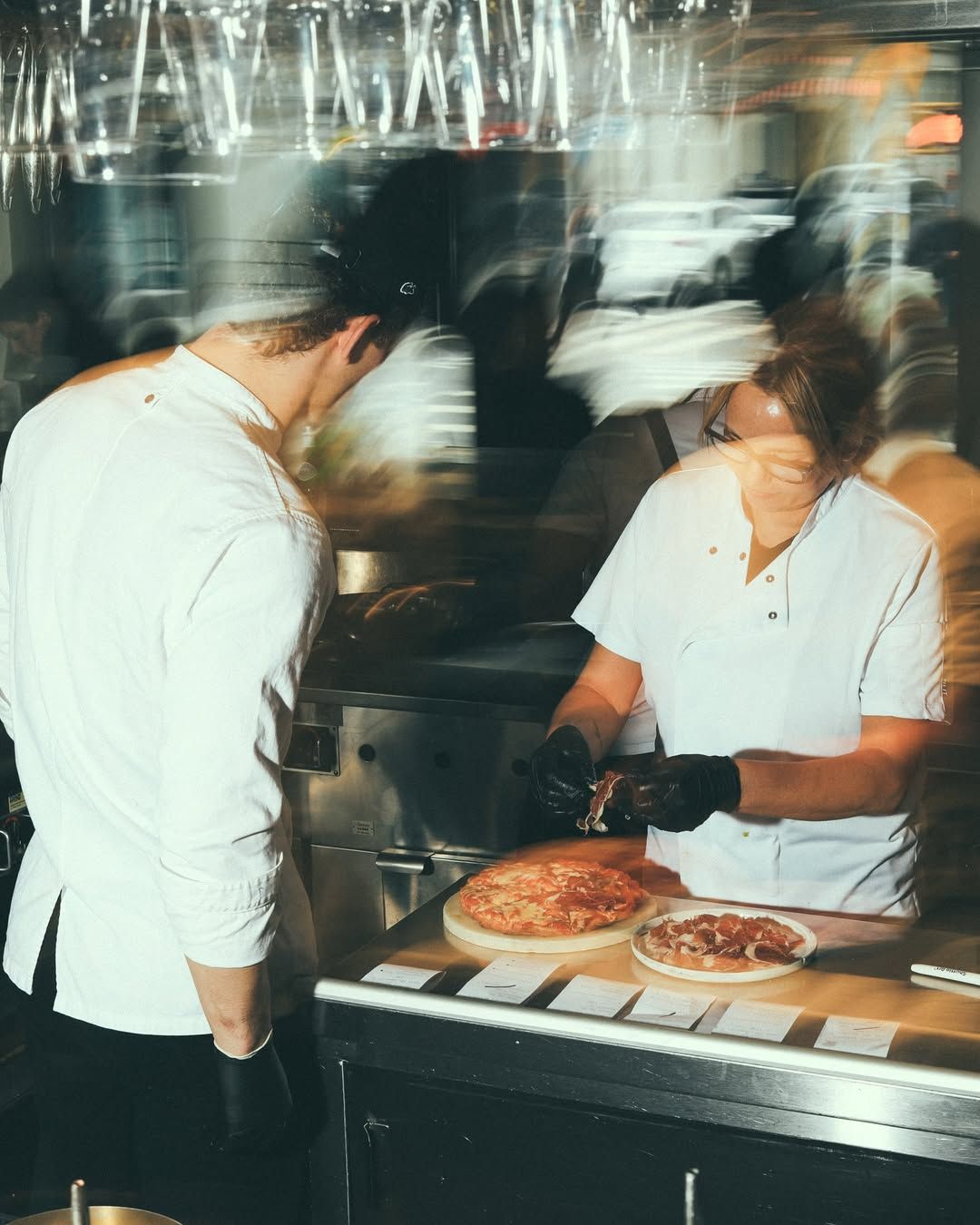 요리하는 모습을 바로 앞에서 볼 수 있는 바 테이블 | 출처: @apastabar