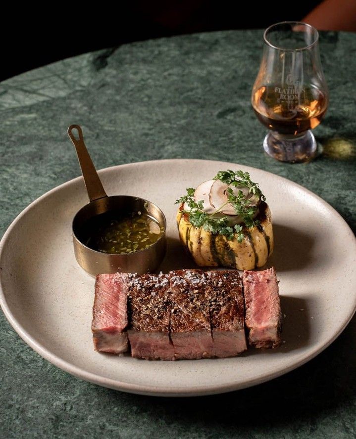 맛있는 미국식 스테이크와 해산물 요리 | 출처: @theflatironroom_murrayhill