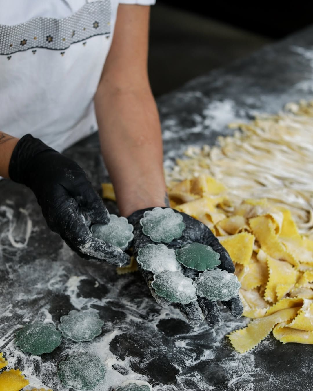 요리하는 모습을 바로 앞에서 볼 수 있는 바 테이블 | 출처: @apastabar