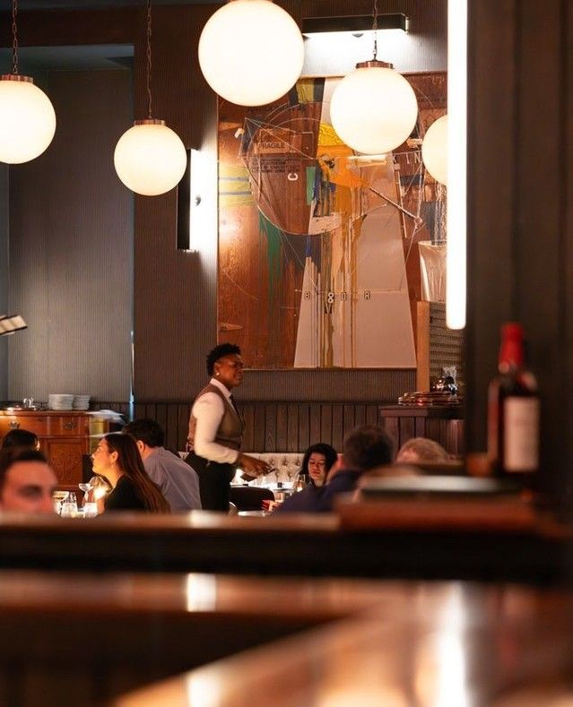 멋진 술들이 가득한 장식장과 재즈 무대 | 출처: @theflatironroom_murrayhill