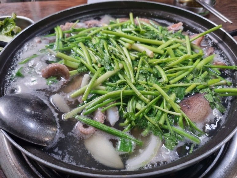 생쭈꾸미와 동시에 낚지도 취급해 전골과 철판 볶음 요리로 제공하는 곳. 제철 채소와 곁들여 먹으면 별미다. / 이미지 출처: 네이버 지도 업체 제공