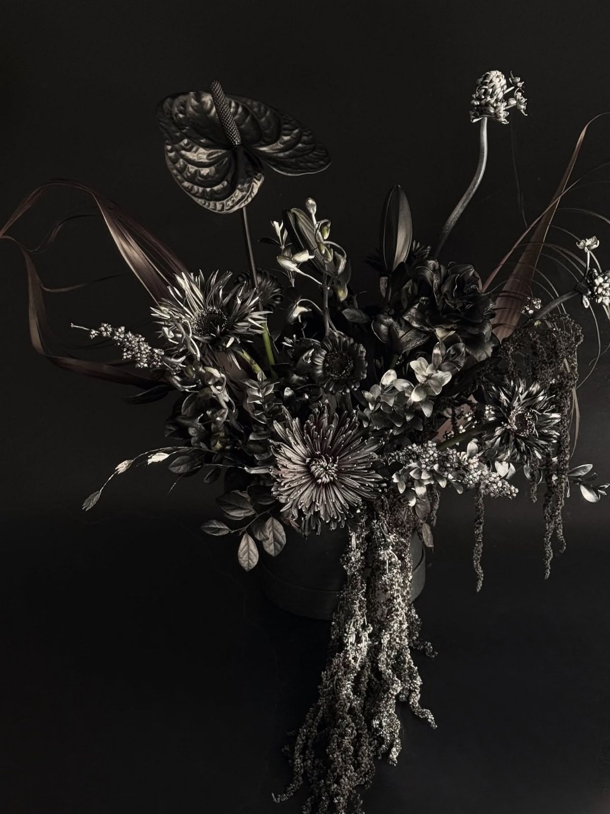 꽃다발을 ‘쇠맛’으로 물들였다. / 출처: 에오르 인스타그램(@eorflower) 