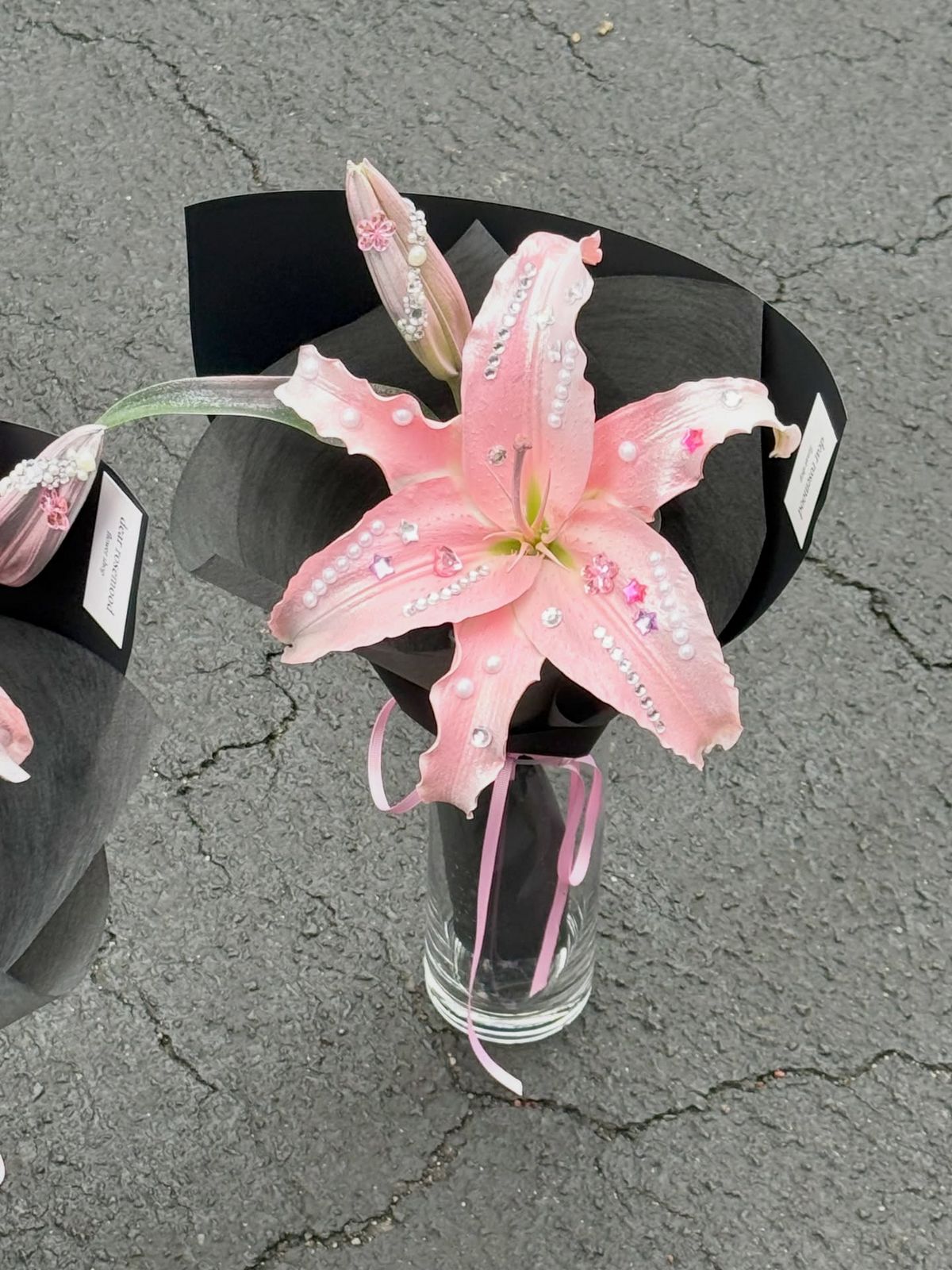 스프레이로 색을 입힌 뒤 비즈, 진주와 같은 장식으로 디테일을 더했다. / 출처: 디어 로즈 무드 인스타그램(@dear.rosemood)