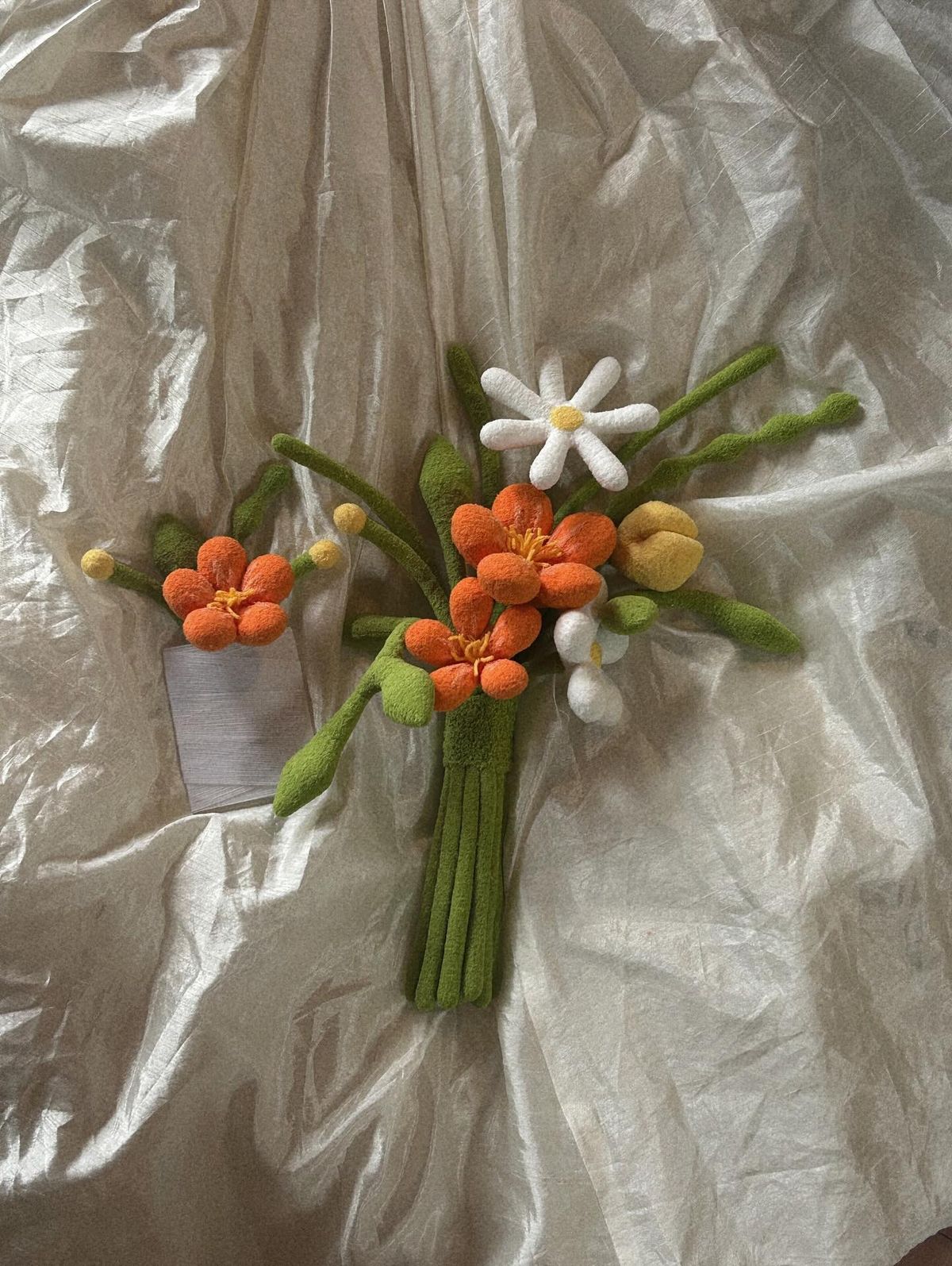 알록달록 피어난 꽃들은 모두 수작업으로 한 땀 한 땀 정성 들여 만든 결과물이다. / 출처: 니도이 인스타그램(@nidoi.object) 