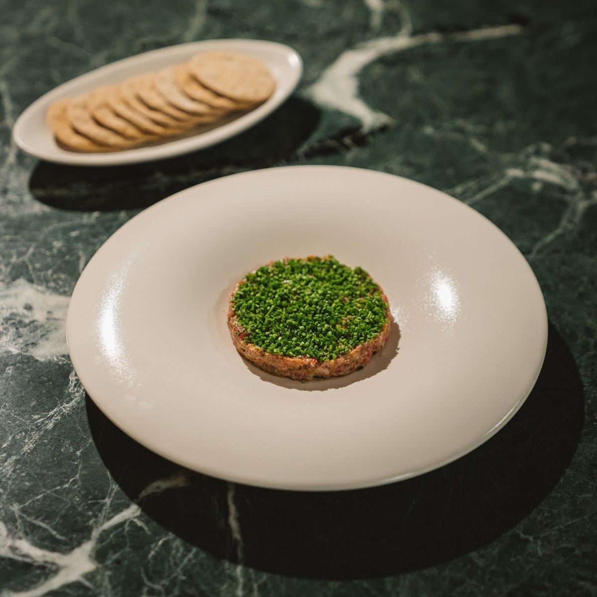 비프 타르타르&사워도우칩은 1등급 한우에 버섯 아이올리 소스, 사워도우 셀을 올린 오프닝의 대표 메뉴다. / 출처: 네이버 지도 업체 제공