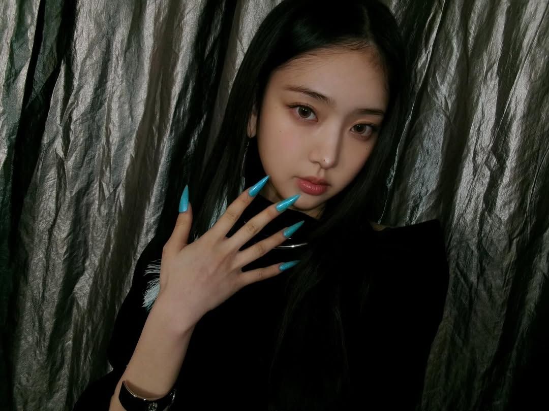 ‘404 (New Era)’ 활동에서 민트 컬러 스타일링을 보여준 이솔 / 이미지 출처: 키키 인스타그램