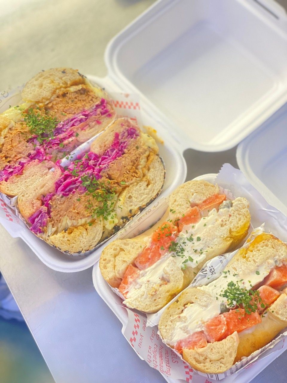 테이크아웃을 원하면 일회용 도시락 용기에 샌드위치를 담아 준다. / 이미지 출처: 네이버 지도 업체 제공 이미지