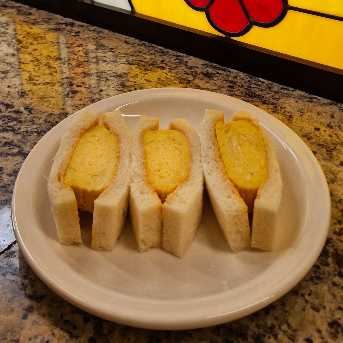 후르츠 산도뿐 아니라 명란 에그 마요와 같은 식사 대용 산도도 맛볼 수 있다. / 이미지 출처: 네이버 지도 업체 제공 이미지