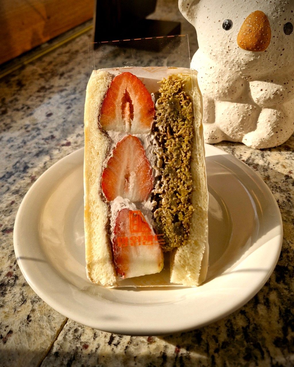 두쫀쿠를 떠오르게 하는 피스타치오 카다이프, 딸기, 크림 조합의 두바이딸기 샌드. / 이미지 출처: 네이버 지도 업체 제공 이미지