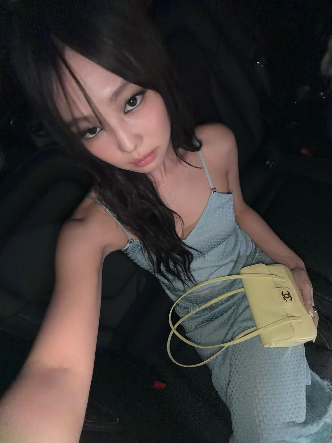 민트 컬러 란제리 셋업을 선보인 제니 / 이미지 출처: 제니 인스타그램