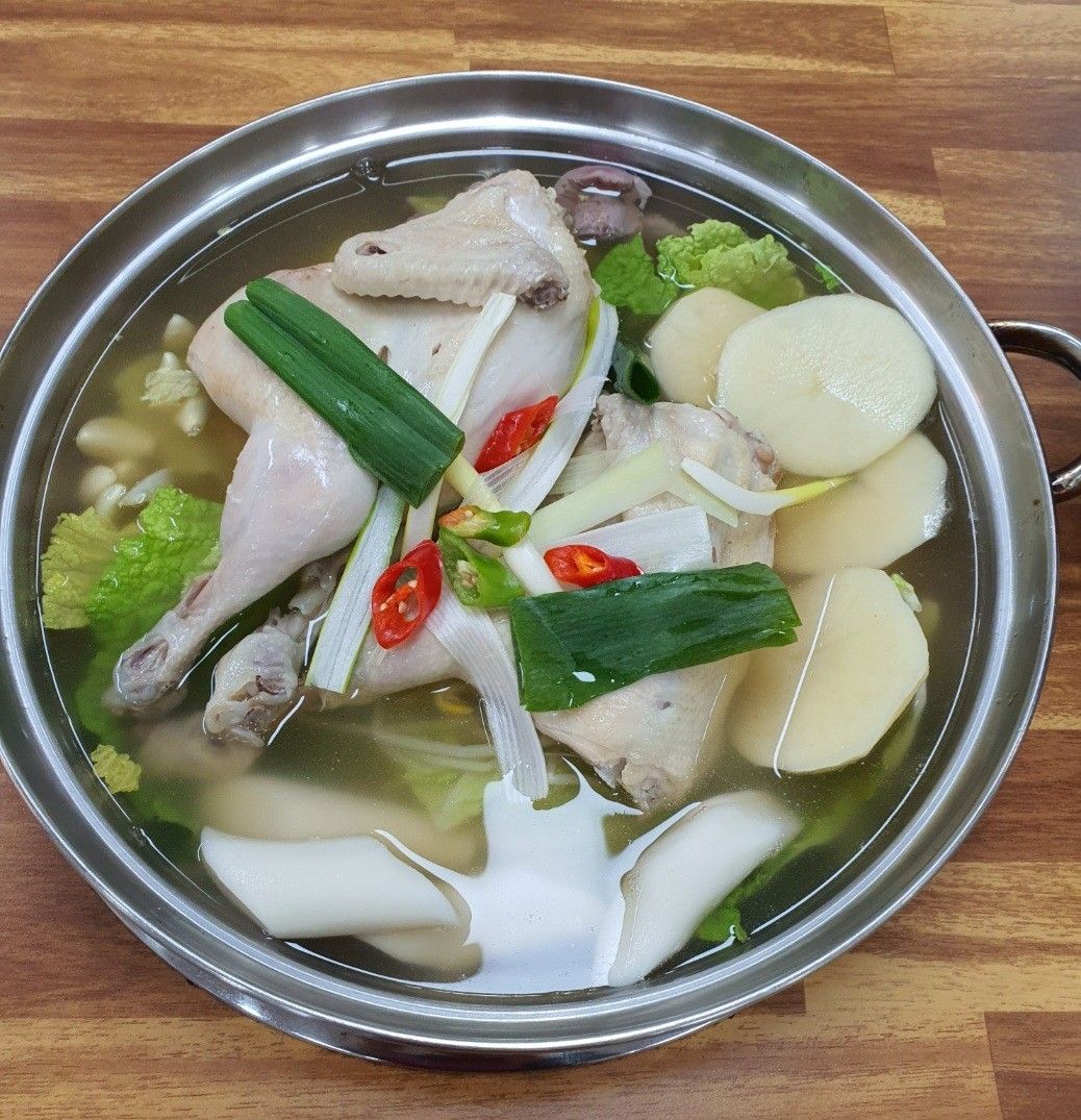 실한 재료로 깊은 맛을 내는 ‘장원 닭한마리’ / 이미지 출처: 네이버지도 업체 제공