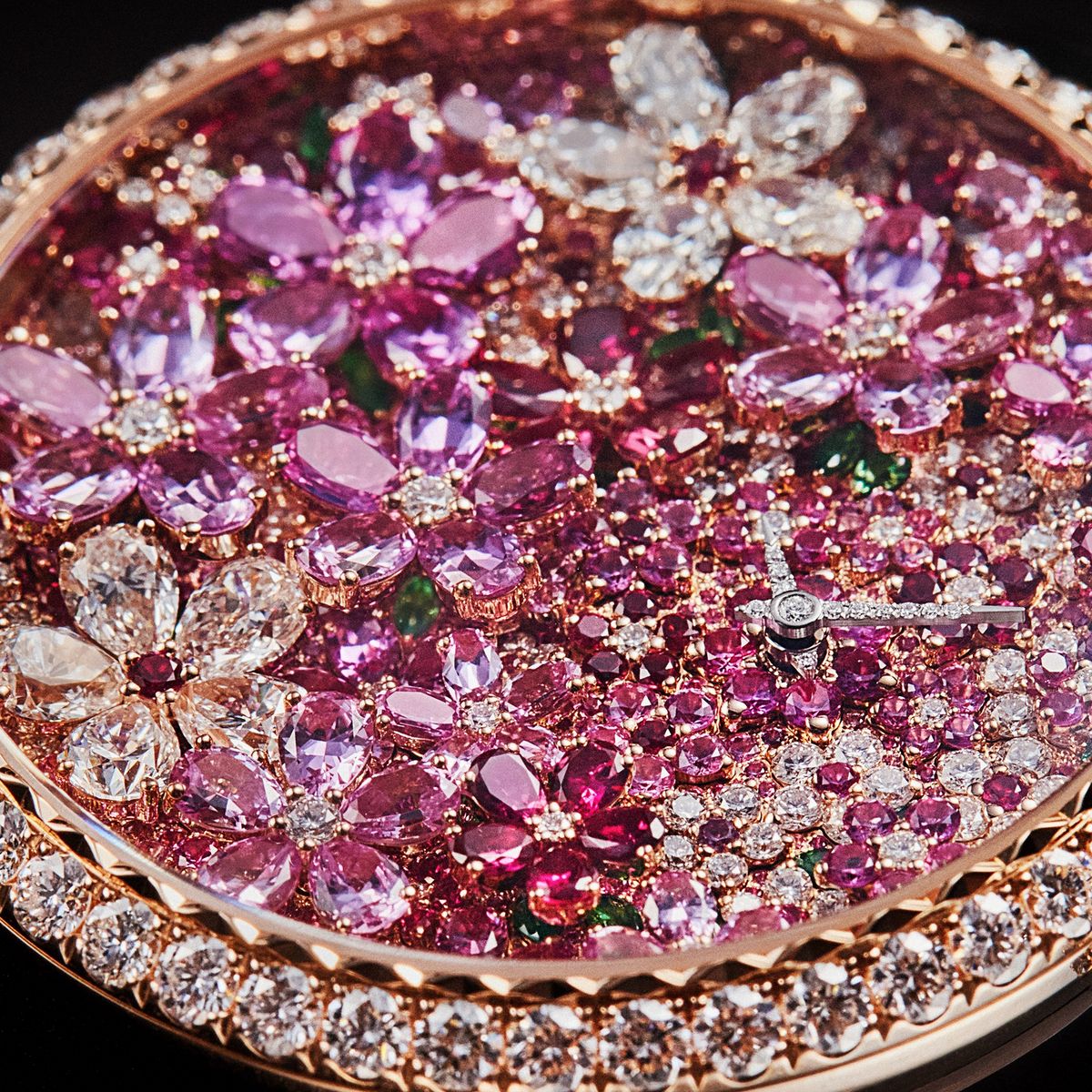 다이아몬드, 핑크 사파이어, 차보라이트를 조합해 인비저블 세팅으로 완성한 뷔송 꾸뛰르의 다이얼 디테일 / 이미지 출처 : 디올
