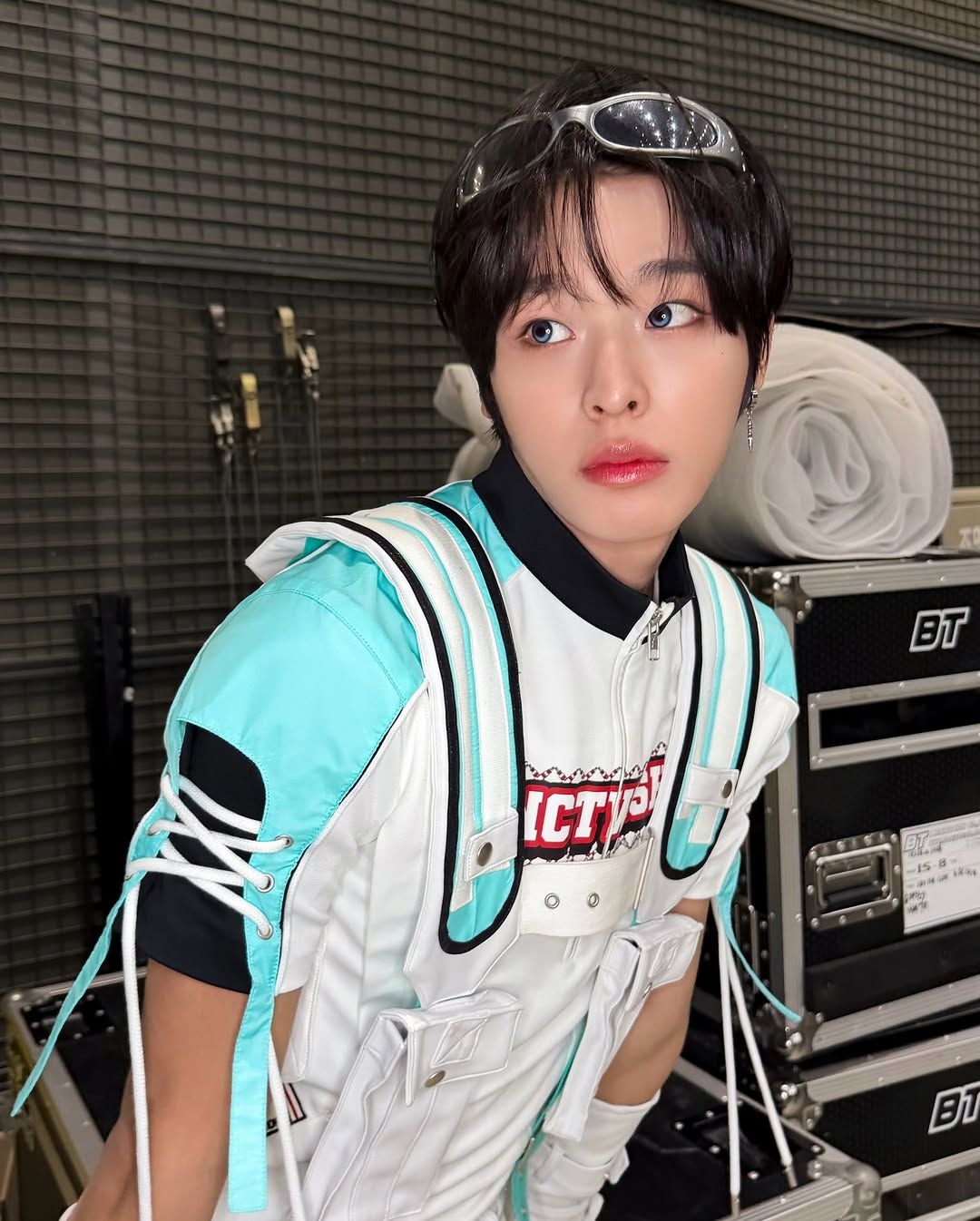 민트 컬러로 포인트를 준 리쿠의 스포티 룩 / 이미지 출처: 엔시티 위시 인스타그램