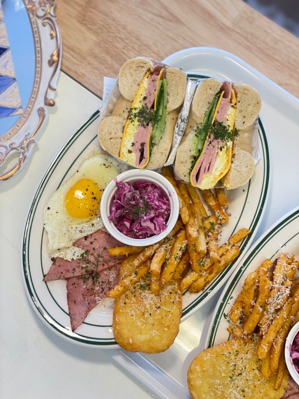 포장하기 좋은 샌드위치 메뉴뿐만 아니라 내부에서 먹고 갈 수 있는 브런치 메뉴도 있다. / 이미지 출처: 네이버 지도 업체 제공 이미지