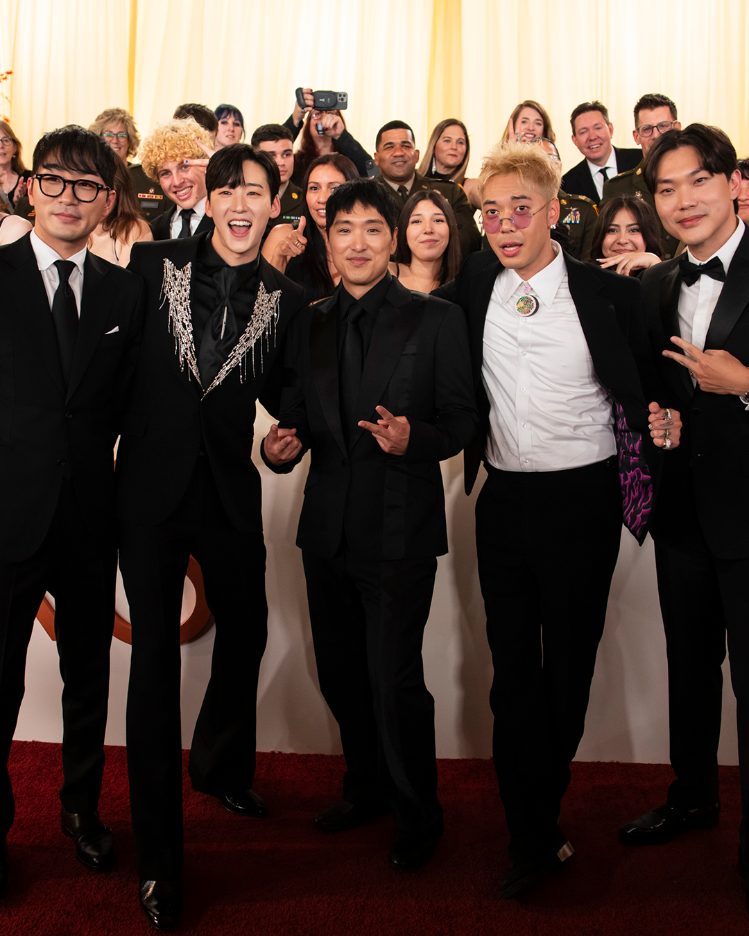 제98회 아카데미 시상식에 참석한 사자보이즈 보컬 배우들(넥웨이브, 케빈 우, 앤드류 최, 대니 정, 사무일 리) / 이미지 출처: 게티 이미지