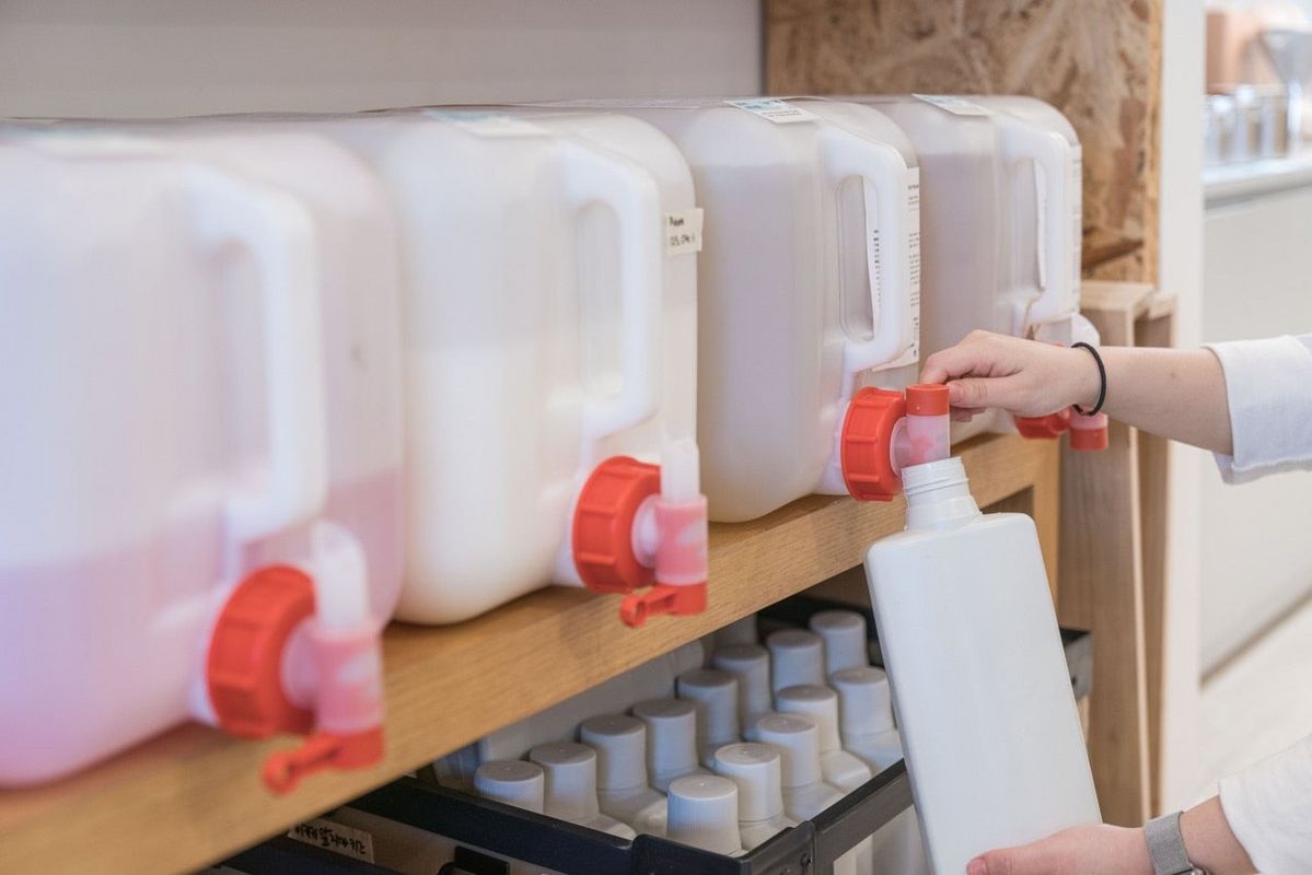 매장 한켠에는 리필스테이션도 마련됐다. / 출처: 스왈로 베이커리 카페 네이버지도 업체 등록