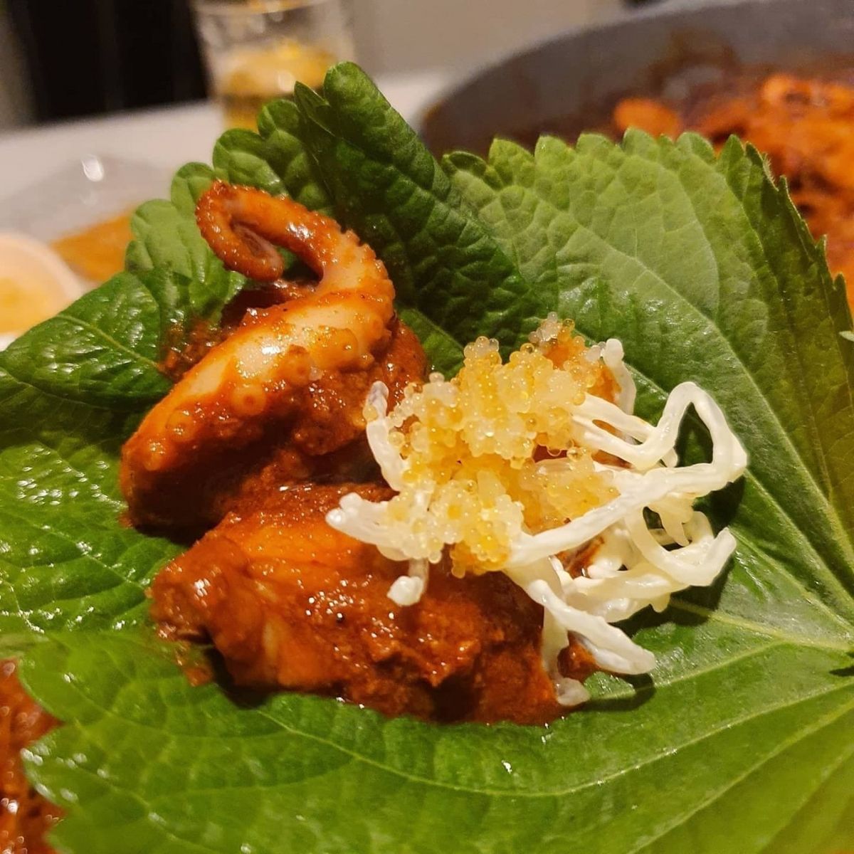 깻잎에 주꾸미 볶음, 천사채, 날치알 등을 올려 싸 먹으면 다채로운 맛을 즐길 수 있다. / 출처: 더한쭈꾸미 네이버지도 업체 등록