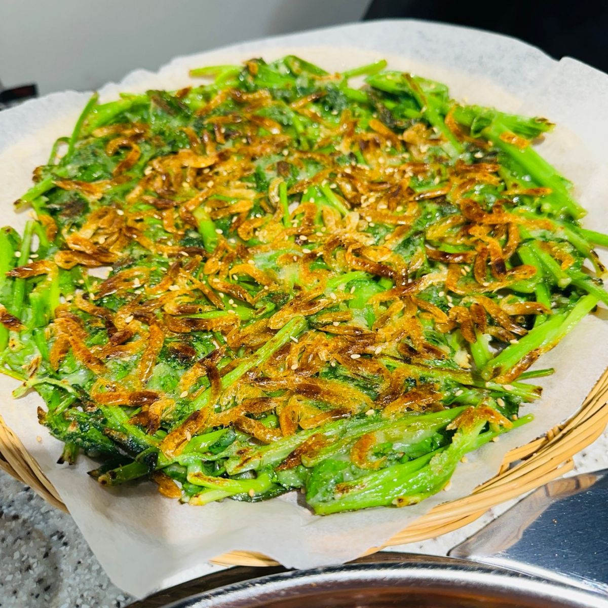 보리새우 미나리전도 별미다. / 출처: 신비옥 수원본점 네이버지도 업체 등록