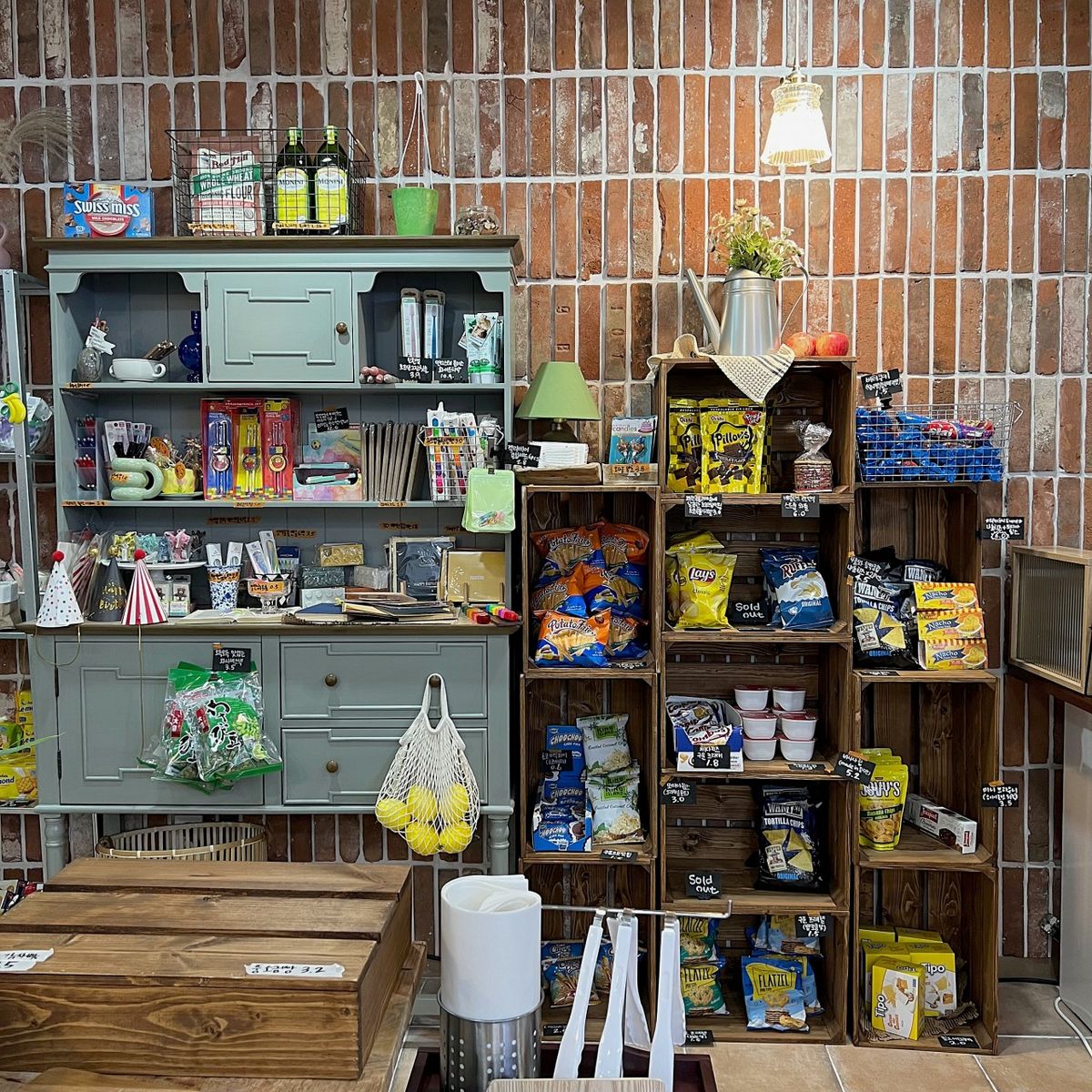 인근 직장인들이 사무실에 구비해두고 먹기 좋은 스낵과 다양한 문구류를 판매한다. / 출처: 코너힐그로서리 네이버지도 업체 등록