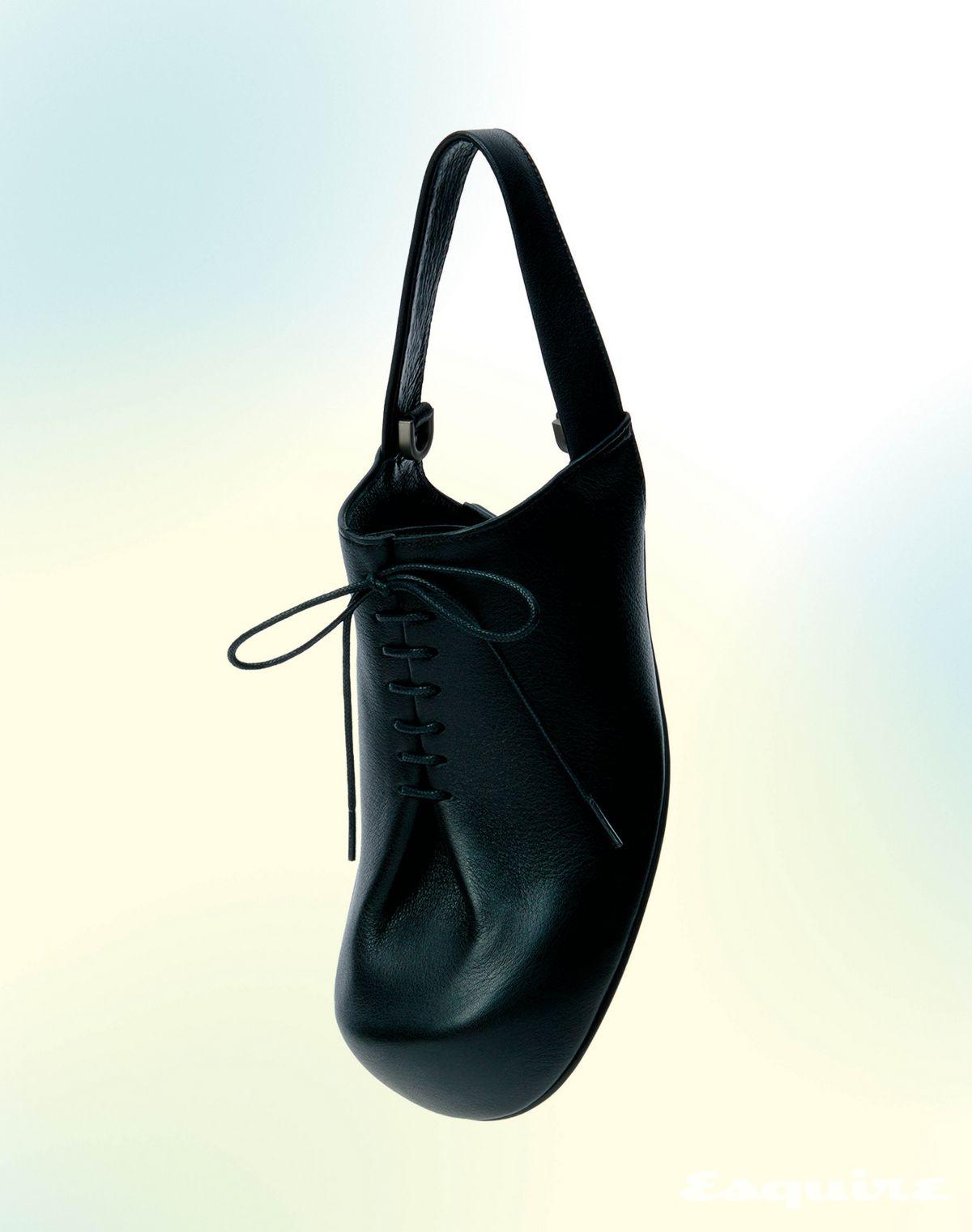 플랫 슈즈 형태를 본뜬 오르세 백 41만원 아더에러.