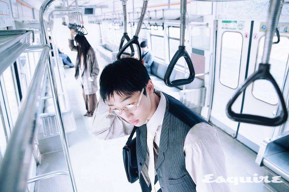 멜키오르 코튼 셔츠 가격 미정 더 로우. 빈티지 플랩 백 45만5000원 렉토. 안경 가격 미정 미우미우. 베스트, 타이 모두 에디터 소장품. 