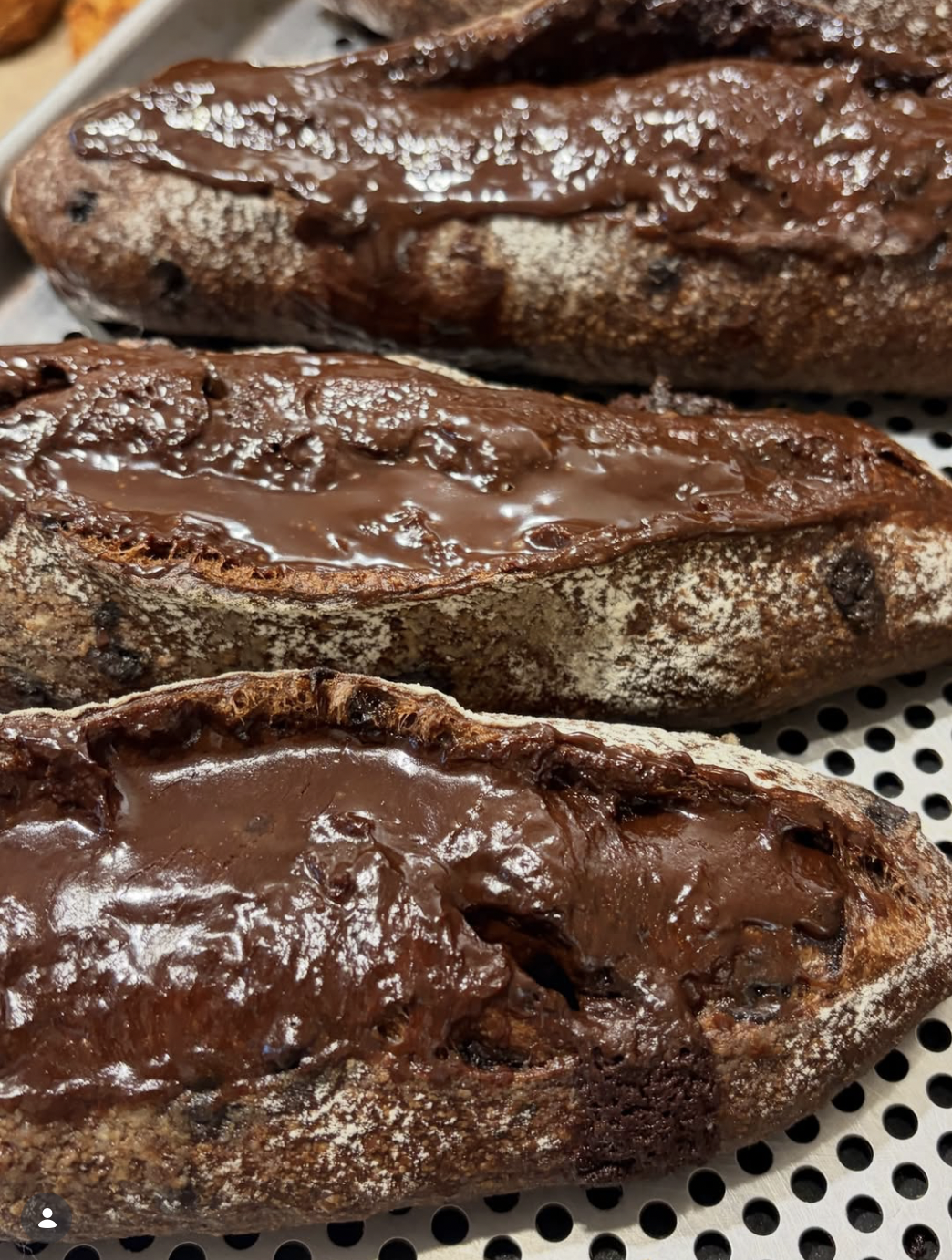 초코 바게트 위에 초코 소스를 한 번 더 얹어 진한 초코맛이 특징이다. / 출처: 오뜨르베이커리 인스타그램(@autour_bakery)