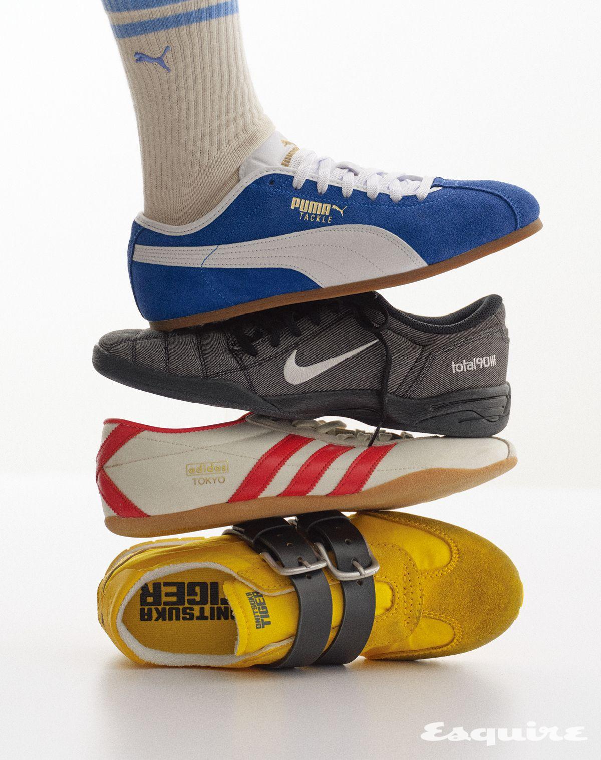 (위에서부터) 풋볼 문화에서 영감을 받은 로 프로파일 푸마 태클 스니커즈 10만9000원, 포에버 패스터 스트라이프 크루 삭스 9900원 모두 푸마. 어퍼를 블랙 데님으로 감싼 토탈 90 PRM 데님 스니커즈 14만9000원 나이키. 1970년대 러닝화를 재해석한 로 프로파일 도쿄 스니커즈 13만9000원 아디다스 오리지널스. 레더 스트랩으로 장식한 코도벨 스니커즈 가격 미정 오니츠카 타이거.