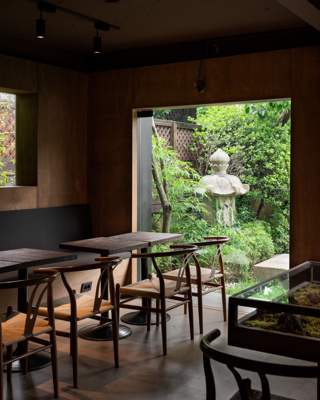 누에를 모티브로 한 공간과 음료를 선보이는 선잠 / 이미지 출처: 네이버지도 업체 제공