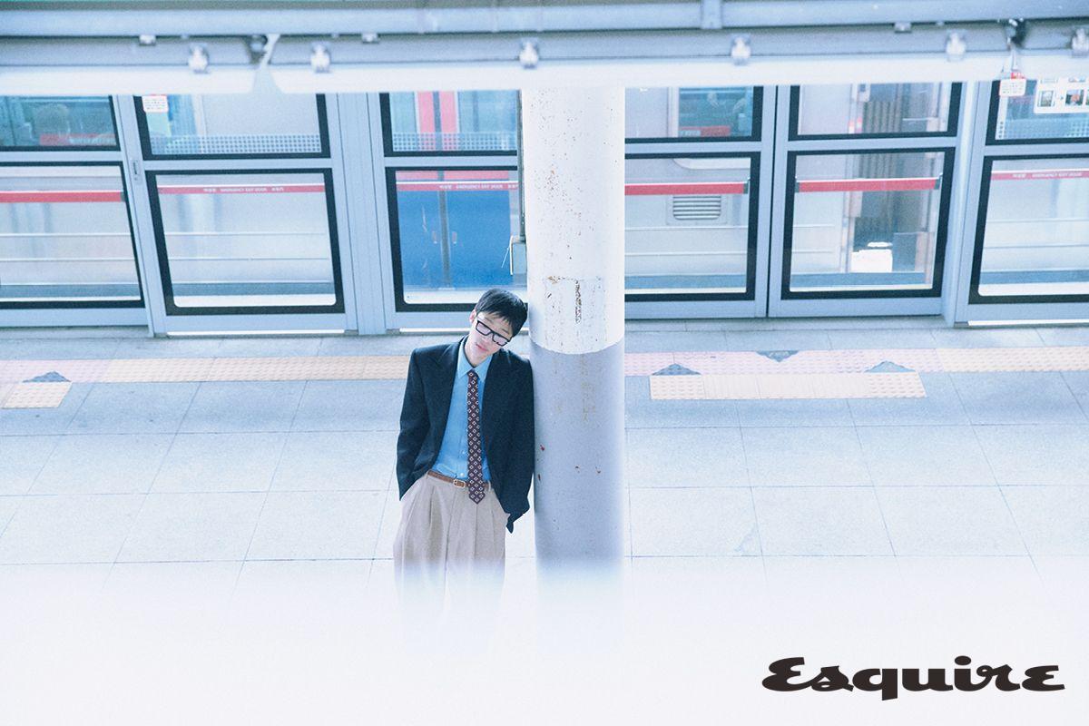 다이애그널 울 재킷, 포플린 셔츠, 코튼 팬츠 모두 가격 미정 셀린느. 자카르 실크 타이 가격 미정 발렌티노. 벨트 가격 미정 더 로우. 안경 가격 미정 생 로랑 by 케어링 아이웨어.