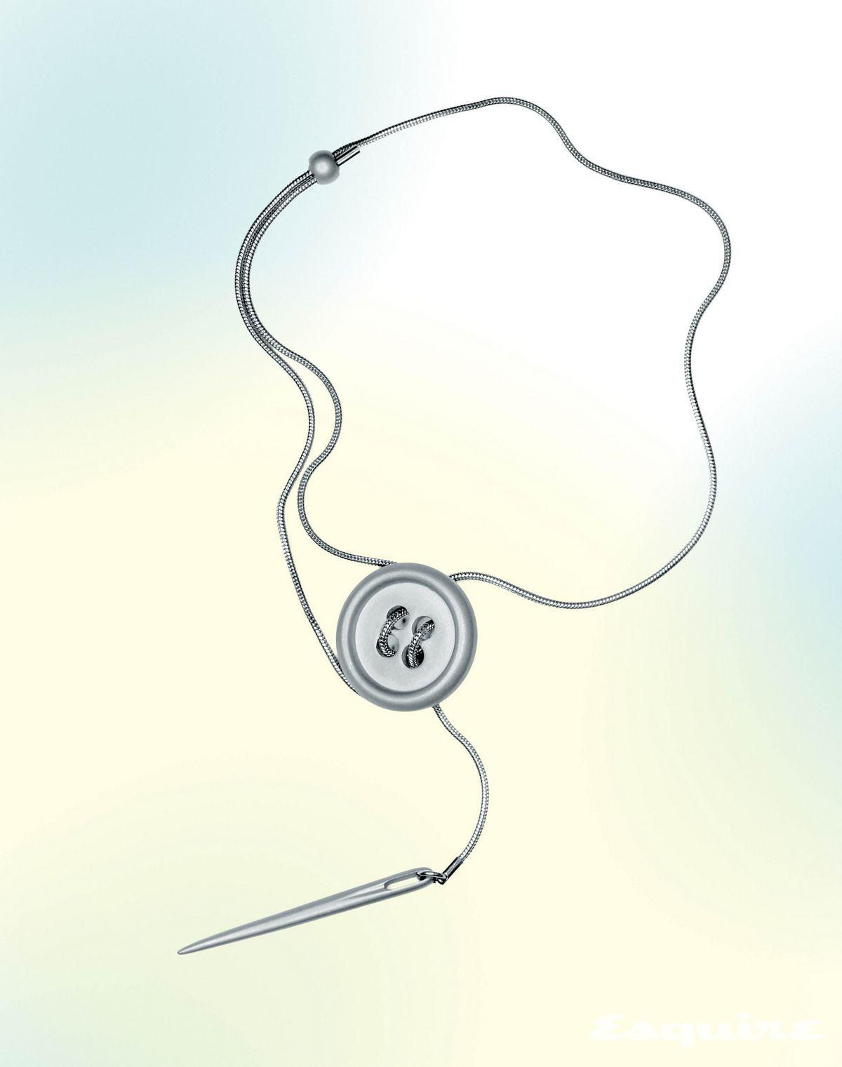 과장된 단추와 바늘 모티브 펜던트의 네크리스 약 28만원대 마를란드 배커스.