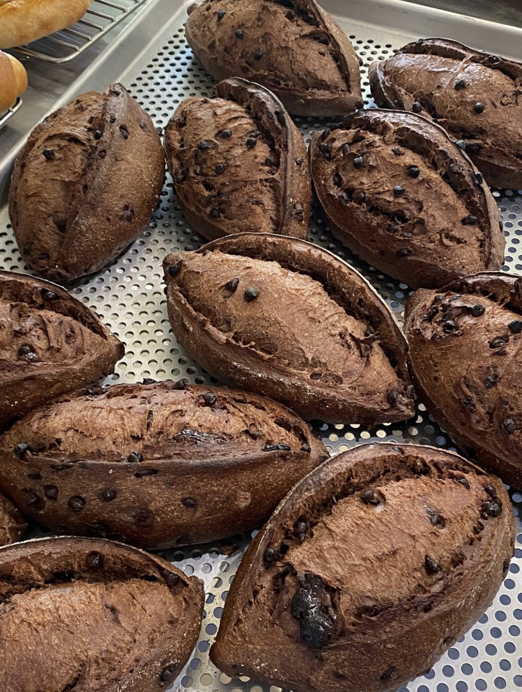 비건 식당답게 식물성 재료만으로 구워낸 비건 초코 바게트다. / 출처: 유알이 인스타그램(@urt_seogyo)