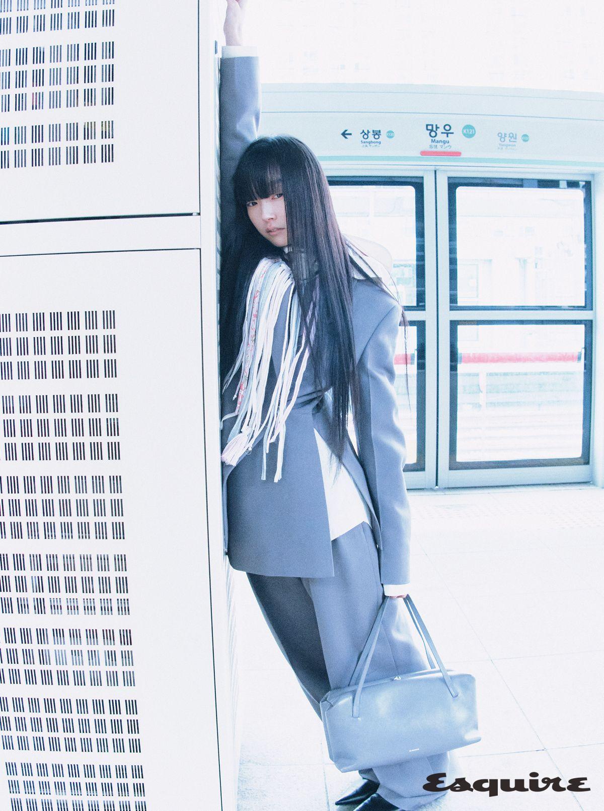 울 재킷, 울 팬츠, 슈즈, 고지 필로 토트백 모두 가격 미정 질 샌더. 후디드 셔츠 42만원 YCH. 패브릭 프린지 네크리스 7만8000원 오픈 YY.