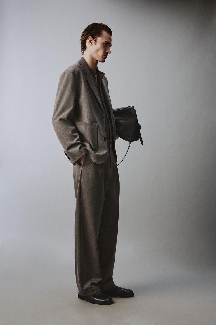 와이드핏 팬츠. 신축성 있는 허리. 앞면 포켓과 버튼이 달린 뒷면 파이핑 포켓 디테일을 갖춘 와이드 슬랙스 / 이미지 출처: 자라