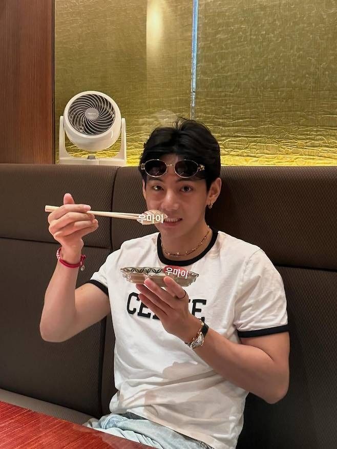 일본 여행 중 까르띠에 크래쉬를 착용한 뷔의 모습 / 이미지 출처 : 뷔 인스타그램 