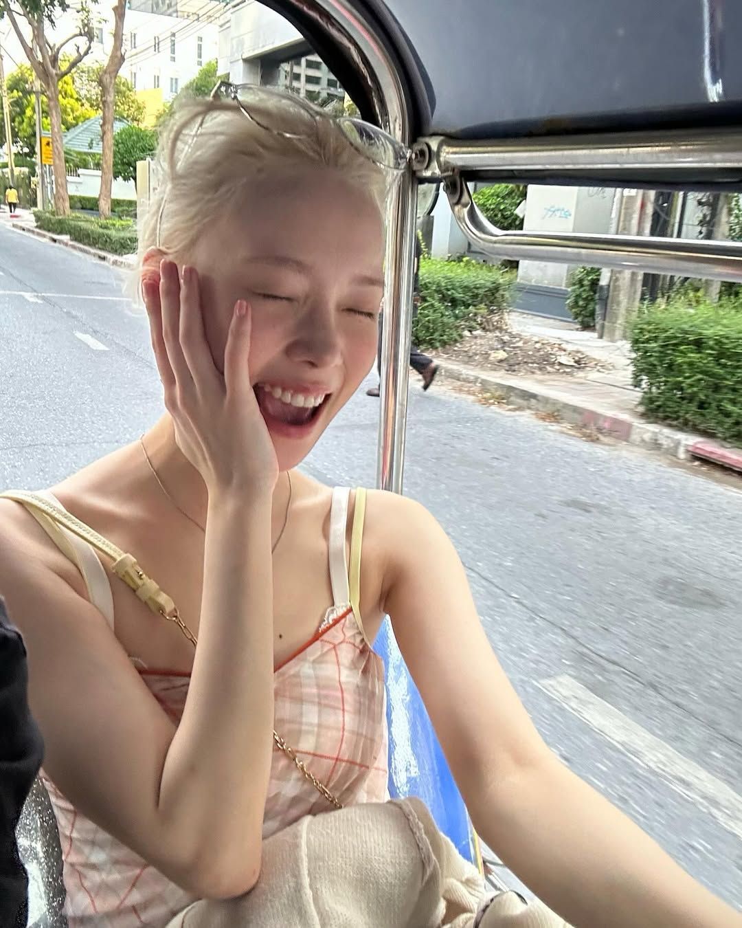 여행 중 기분 좋은 셀카를 찍은 윈터. / 출처: 윈터 인스타그램