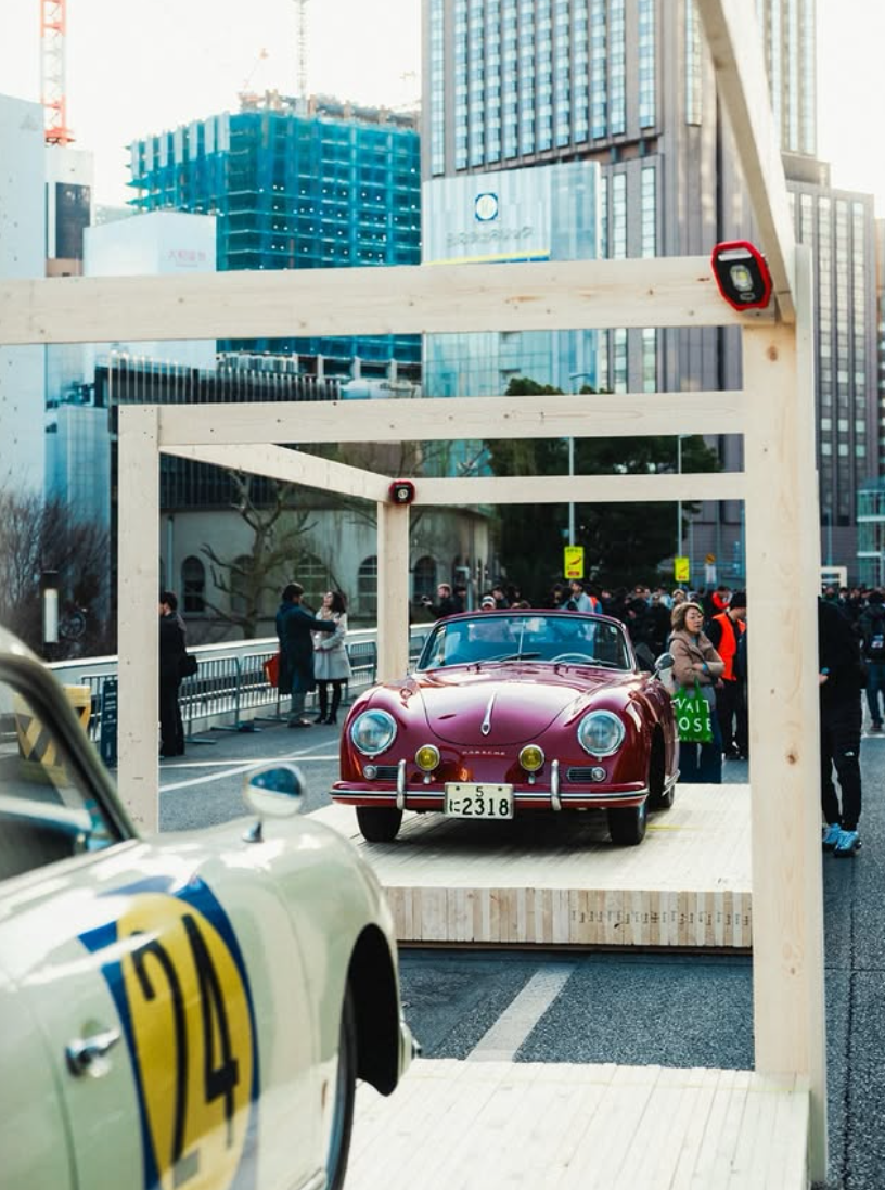 루프트 도쿄에서 자동차는 일종의 예술 작품과 같다. 