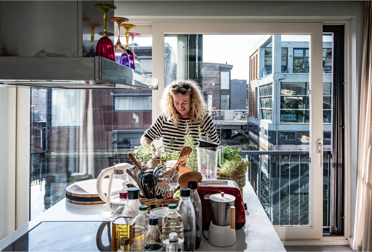 수상 마을 이즈부르크에 있는 집에서. 미술 큐레이터 수잔 헤닝스(Suzanne Hennings).