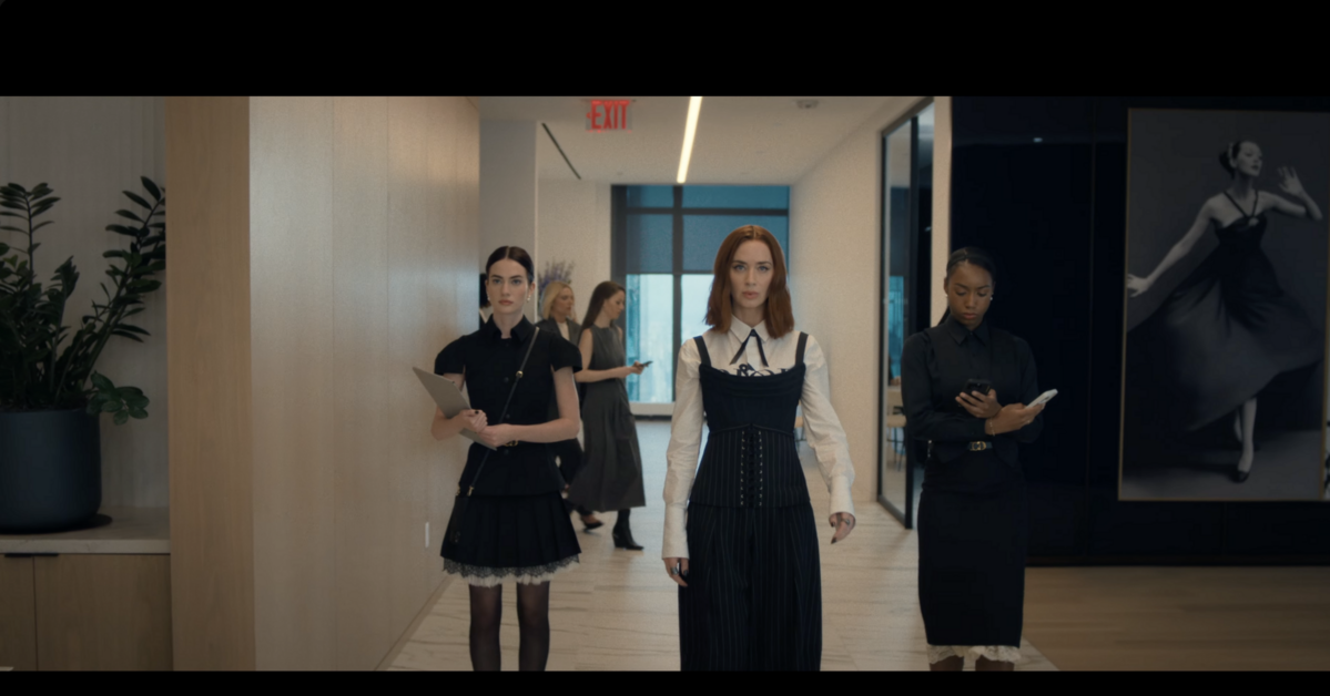 시즌 1에서는 미란다의 명령을 받던 에밀리, 시즌 2에선 미란다가 필요로하는 존재가 된 에밀리 / 이미지 출처: 20세기 스튜디오 유튜브