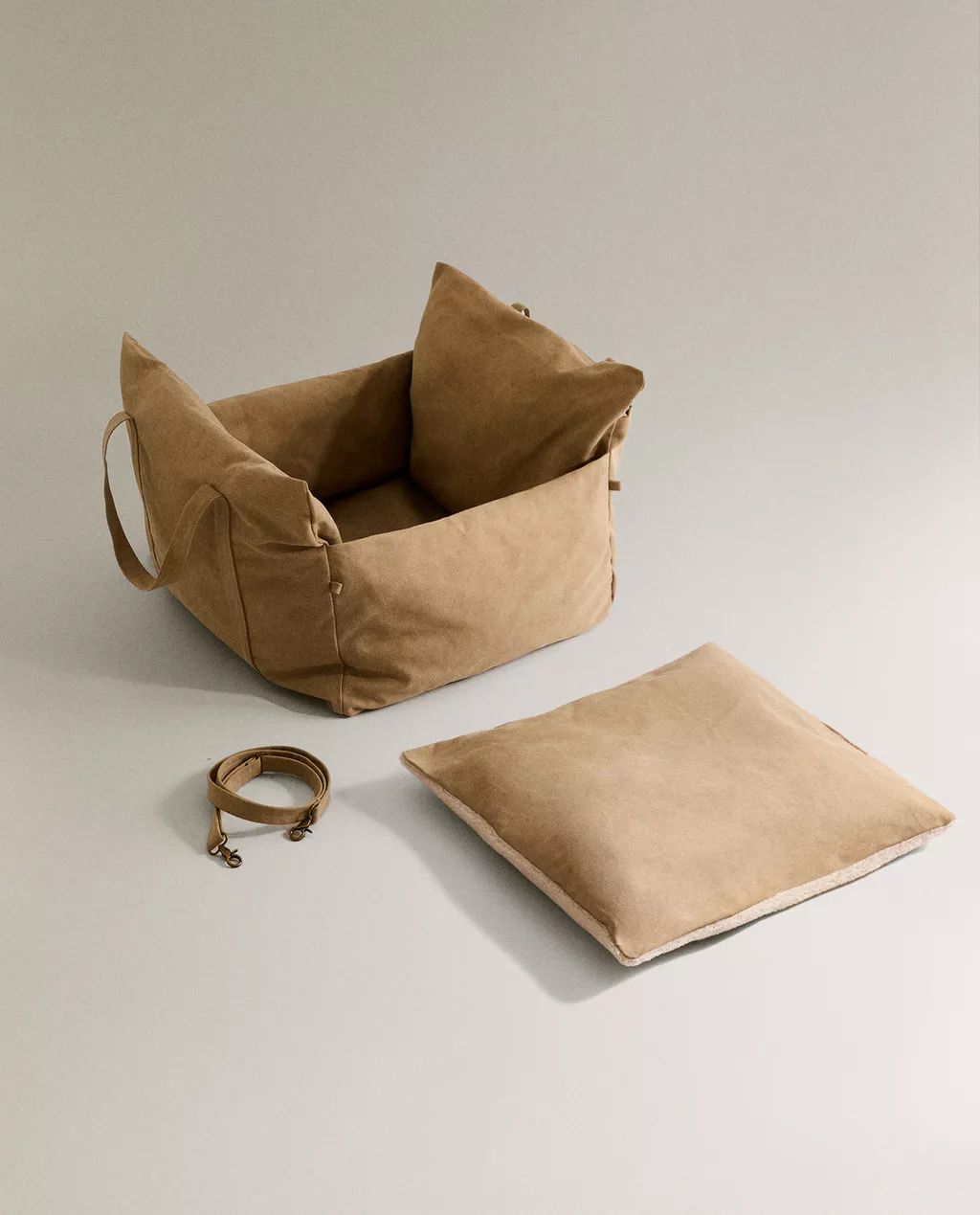 따뜻한 컬러와 소재로 완성한 펫 카시트 / 이미지 출처: ZARA HOME