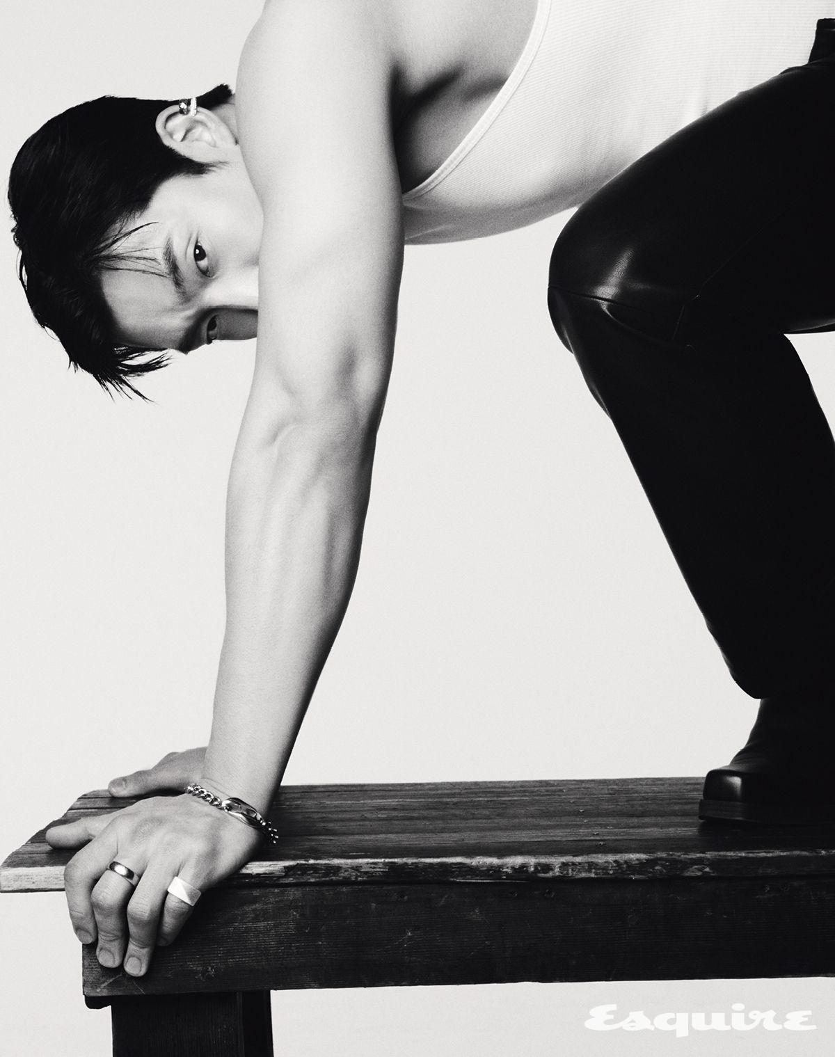 톱 꾸레쥬. 브레이슬릿 디젤 by 트랜드메카. 팬츠, 슈즈, 이어 커프, 링 모두 스타일리스트 소장품.