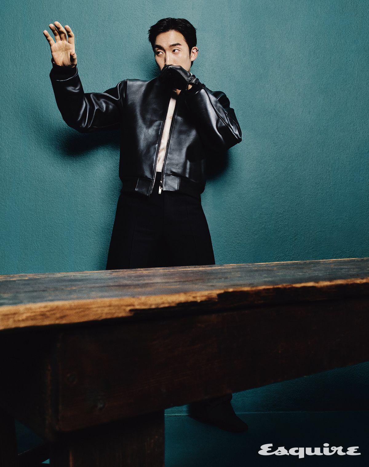 재킷 왈라디자인랩. 셔츠 발렌티노. 팬츠 김서룡. 슈즈 발렌티노 가라바니. 이어 커프, 글러브 모두 스타일리스트 소장품.