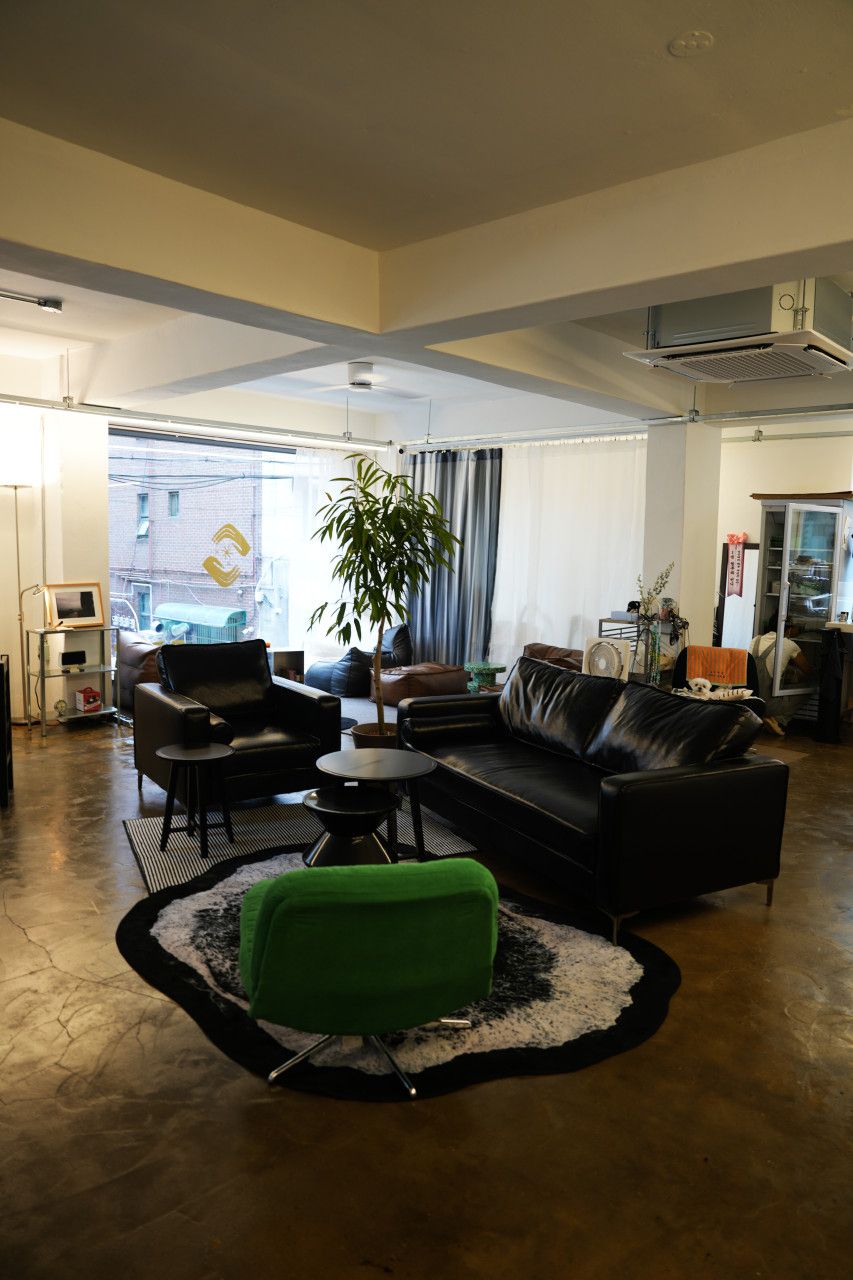 경의선숲길 인근에 위치해 있어 조용히 시간을 보내기 좋다. / 출처: 금수연남 네이버지도 업체 등록