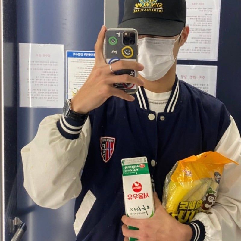 평소 즐겨 입는 젠더리스 실루엣으로 바시티 재킷을 소화했다. / 이미지 출처: 인스타그램 @wonjong_ 