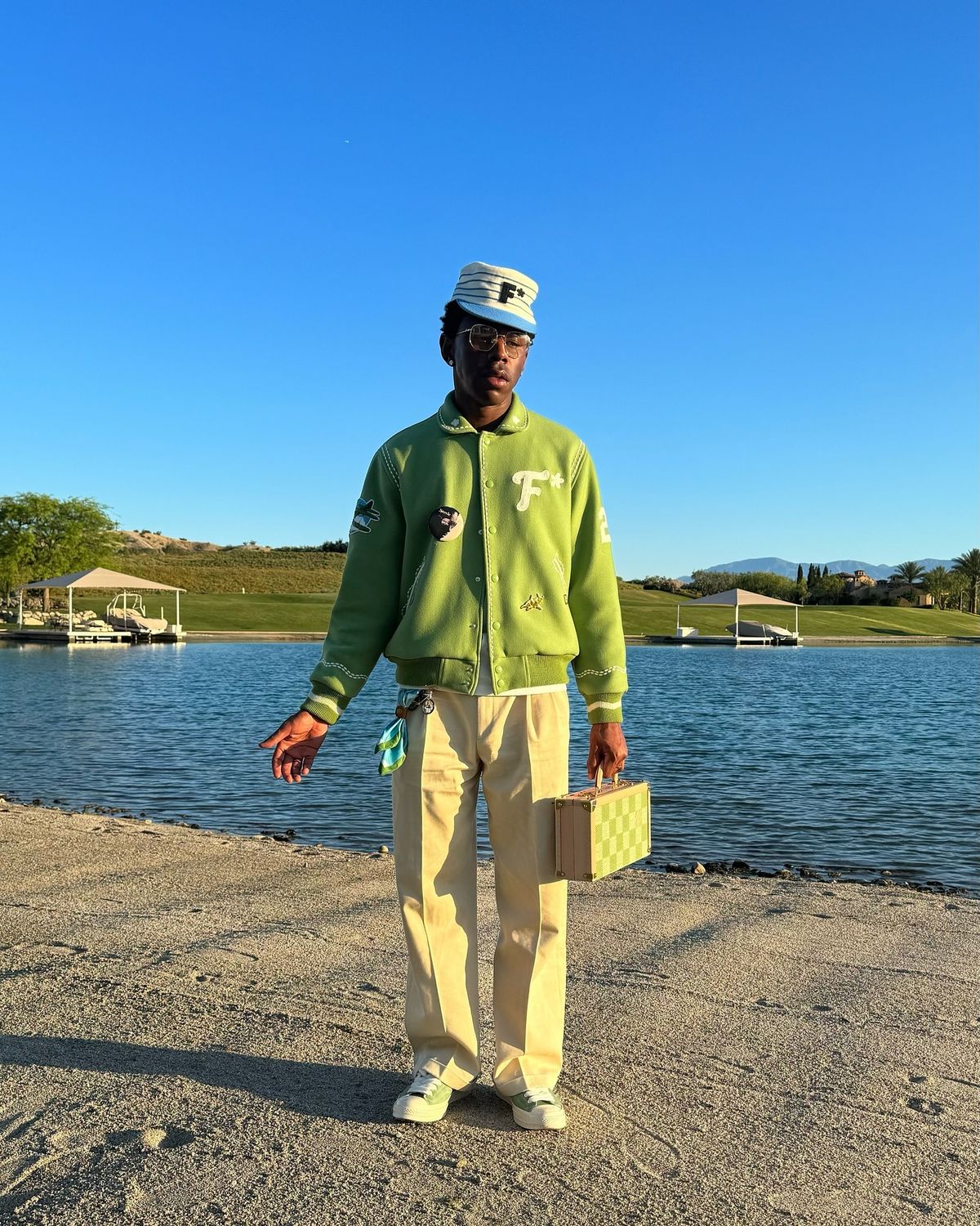 바시티 재킷 스타일링에서도 시그너처 버튼 업 스타일과 맥시멀한 액세서리 착용은 필수다. / 이미지 출처: 인스타그램 @feliciathegoat 