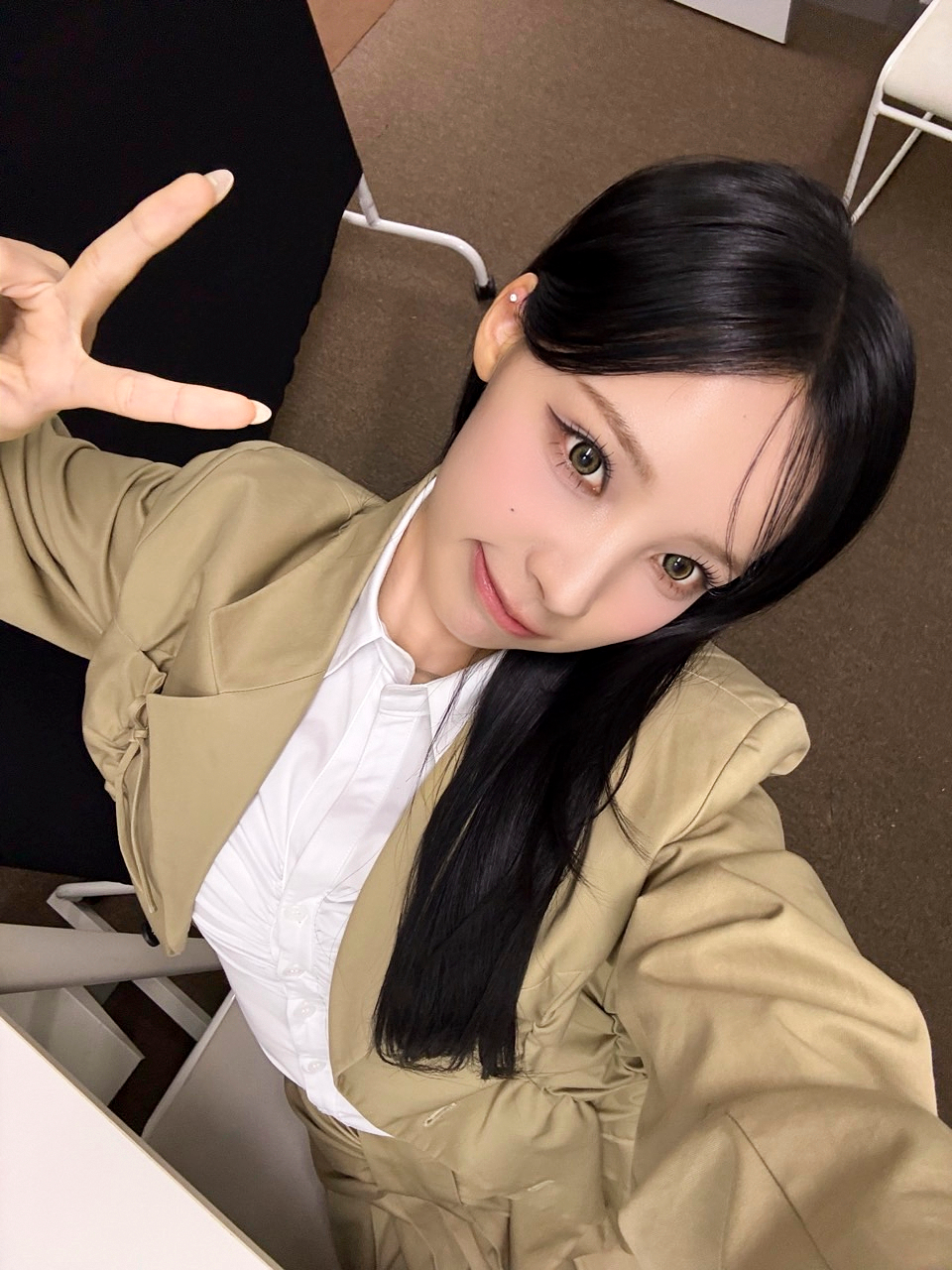 셔링이 더해진 베이지 블레이저 셋업으로 단정한 분위기 속 은은한 봄 감성을 담아낸 리센느 원이 / 이미지 출처: 더뮤즈엔터테인먼트