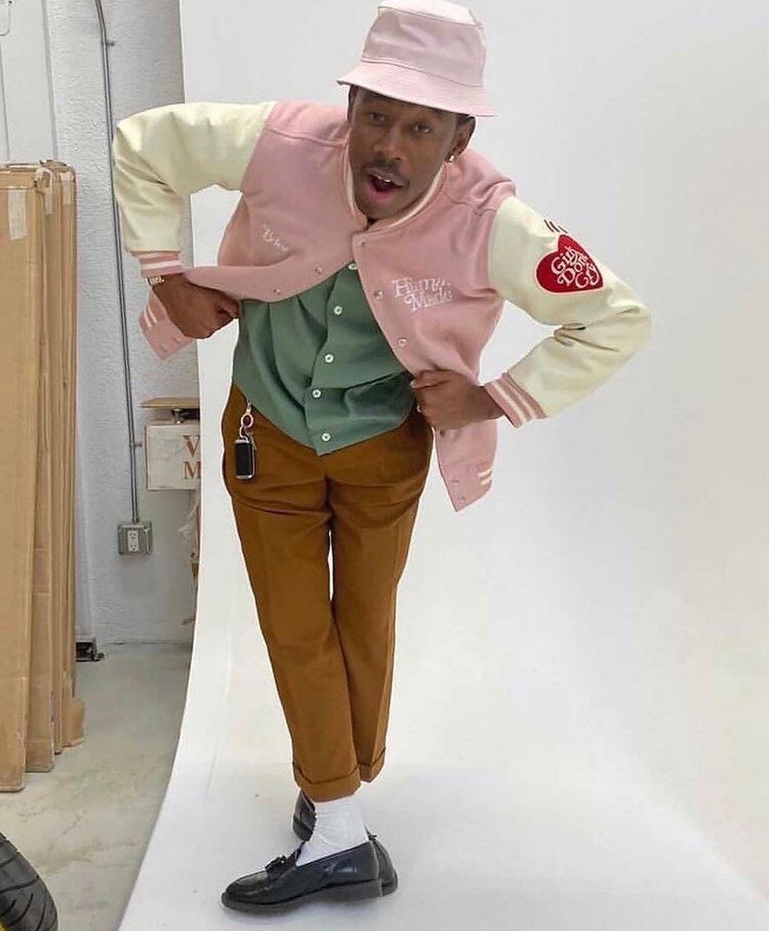 바시티 재킷 스타일링에서도 시그너처 버튼 업 스타일과 맥시멀한 액세서리 착용은 필수다. / 이미지 출처: 인스타그램 @feliciathegoat 