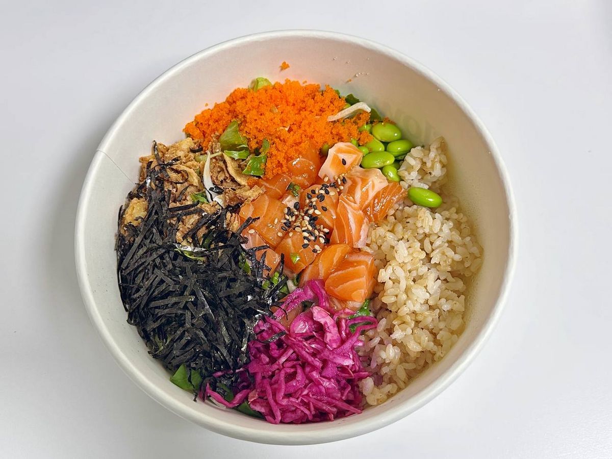 클래식 연어 포케, 후레이크와 날치알이 식감을 살렸다 / 이미지 출처: 필자 촬영