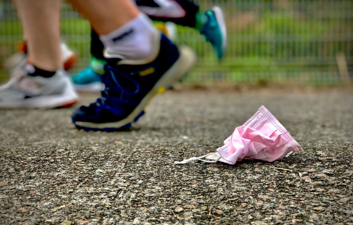 러닝을 하며 쓰레기를 줍는 일석이조 환경 보호 러닝. / 이미지 출처: Unsplash